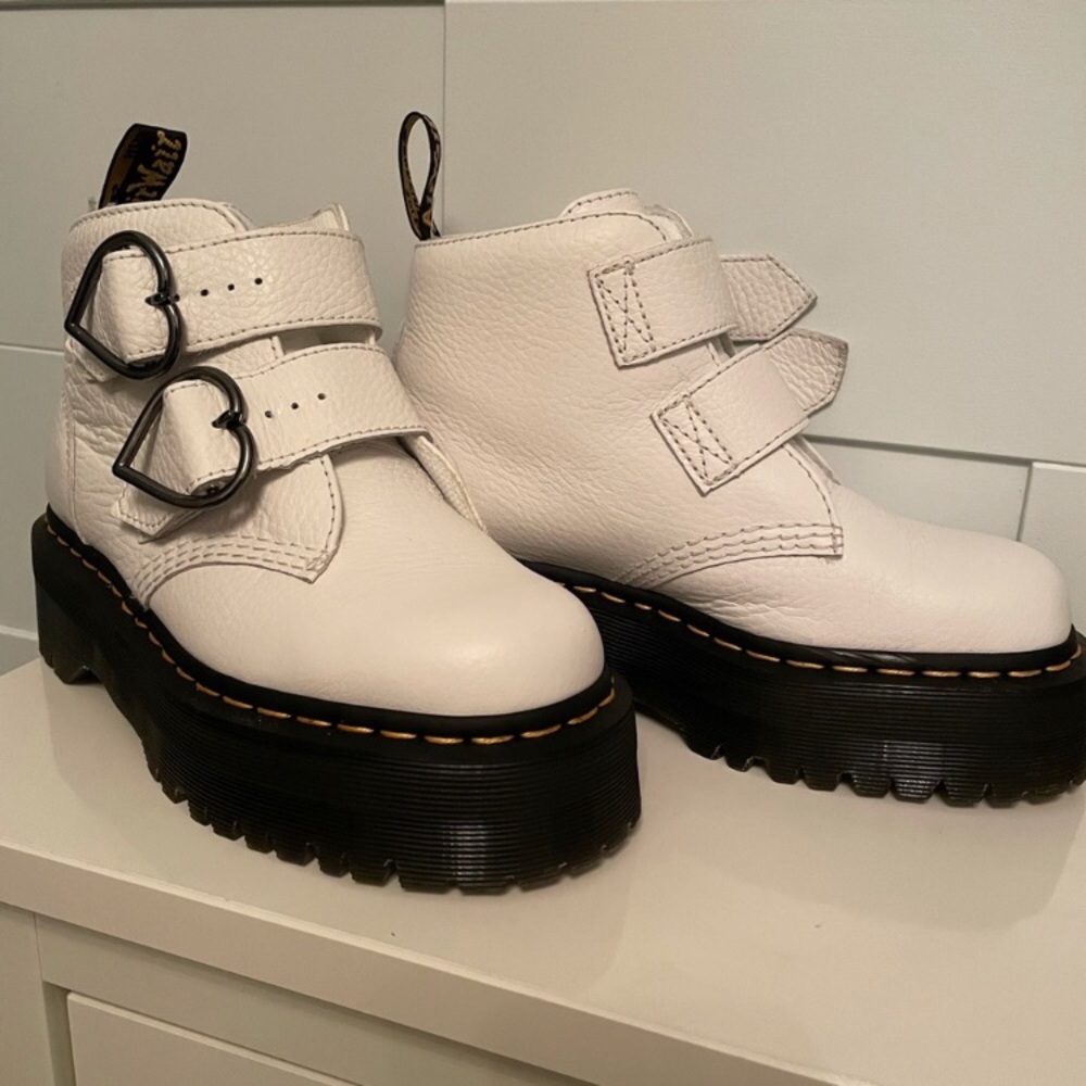 Genuine Dr. Marten Devon heart boot size 6. - Picture 2 of 8